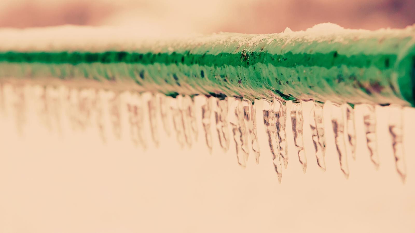 Ice cycles on pipe